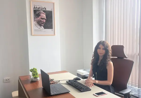 Av. Merve Nur İlkbahar Serdivan'daki çalışma ofisinde